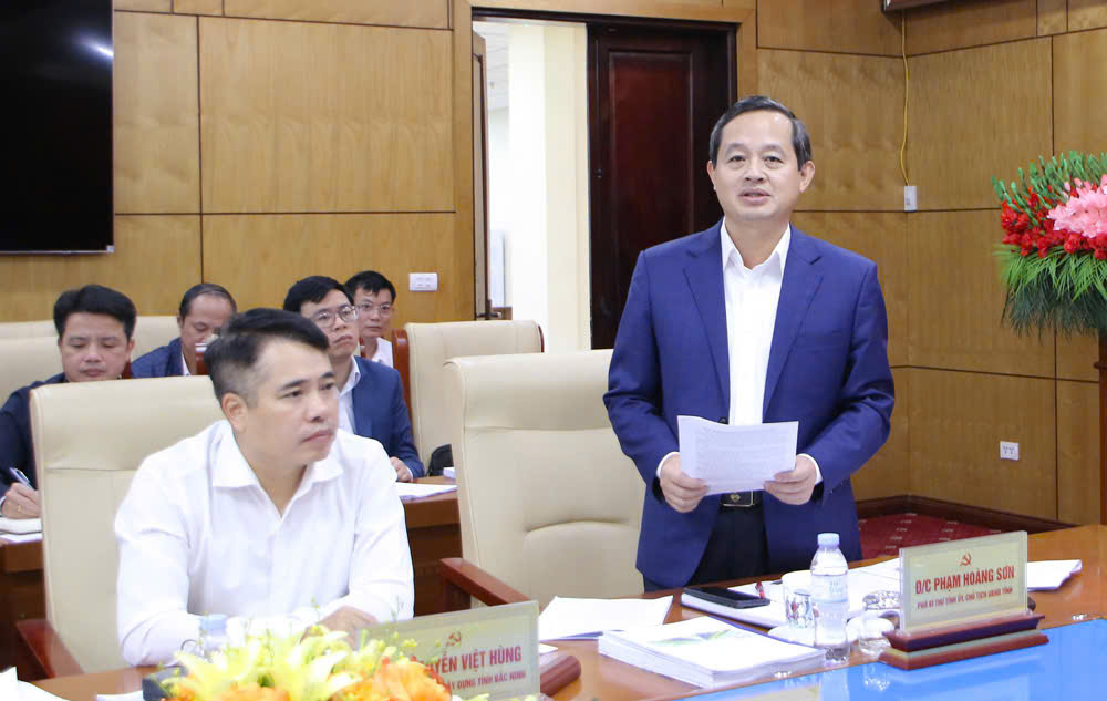 Đồng chí Phạm Hoàng Sơn - Chủ tịch UBND tỉnh phát biểu.