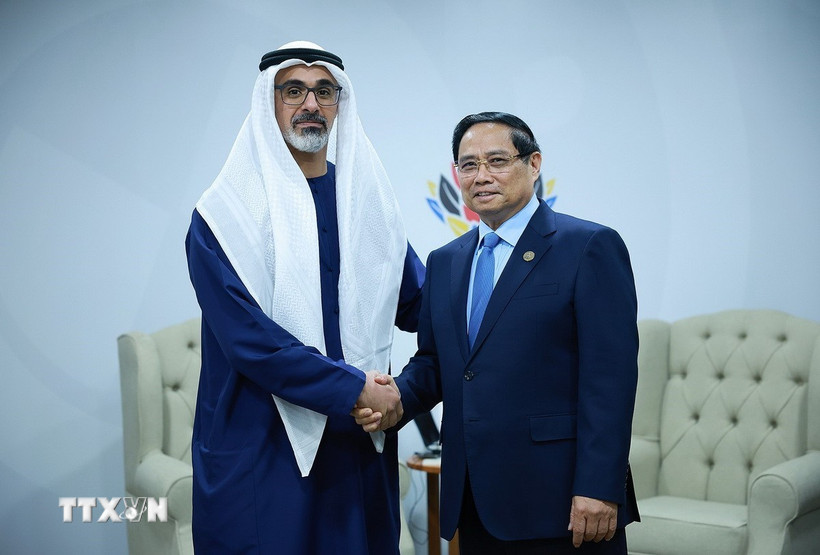 Thủ tướng Phạm Minh Chính gặp Hoàng Thái tử Abu Dhabi thuộc Các Tiểu vương quốc Arab Thống nhất (UAE) Khaled bin Mohamed bin Zayed Al Nahyan. (Ảnh: Dương Giang/TTXVN)