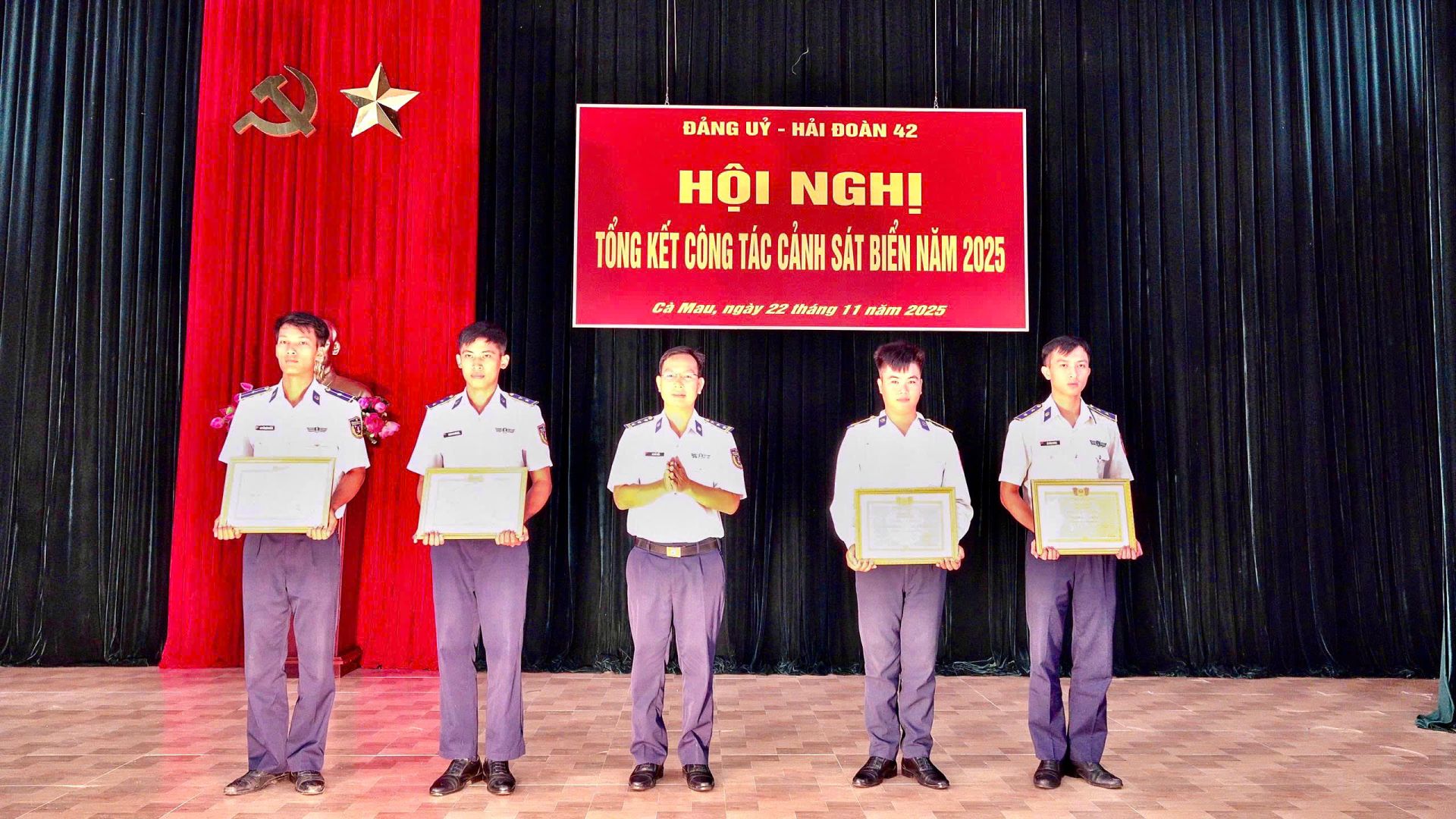 Thượng tá Lê Đức Tuấn, Hải đoàn trưởng, Hải đoàn 42 tặng giấy khen cho các tập thể có thành tích xuất sắc trong phong trào thi đua quyết thắng năm 2025