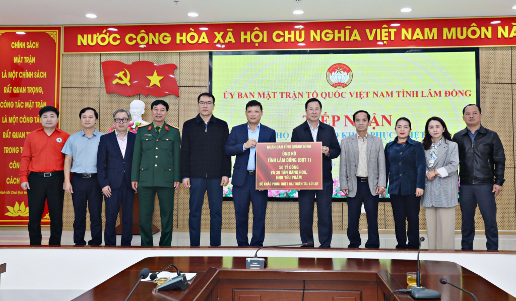 Thay mặt Đảng bộ, chính quyền và nhân dân tỉnh Quảng Ninh, đồng chí Nghiêm Xuân Cường, Phó Chủ tịch HĐND tỉnh Quảng Ninh, trao kinh phí, nhu yếu phẩm ủng hộ tỉnh Lâm Đồng.