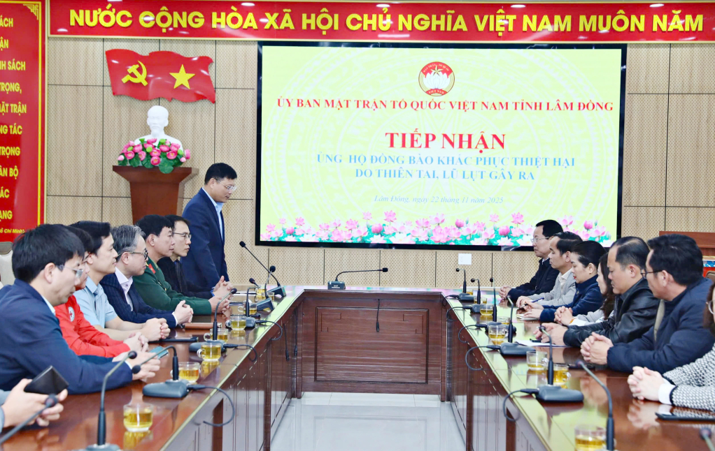 Tỉnh Quảng Ninh trực tiếp trao kinh phí, nhu yếu phẩm cho tỉnh Lâm Đồng