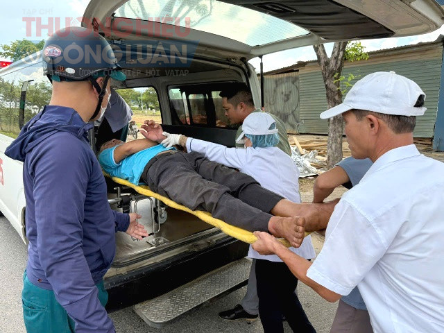 Người dân gọi xe cấp cứu kịp thời đến và chở đi bệnh viện.