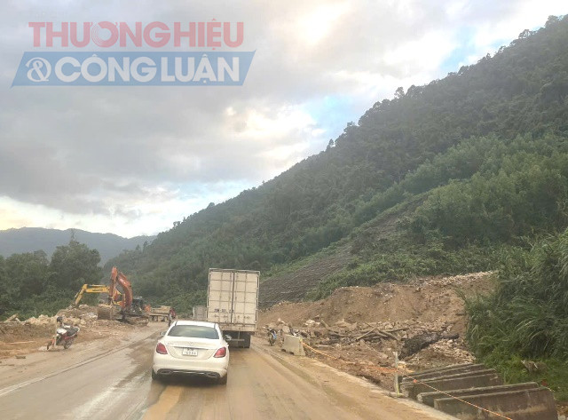 Trong quá trình phân luồng giao thông tạm thời, Ban Quản lý dự án đường Hồ Chí Minh bố trí lực lượng điều tiết giao thông thường trực 24/24. Anh Lê Dũng. Trong quá trình phân luồng giao thông tạm thời, Ban Quản lý dự án đường Hồ Chí Minh bố trí lực lượng điều tiết giao thông thường trực 24/24. Anh Lê Dũng.