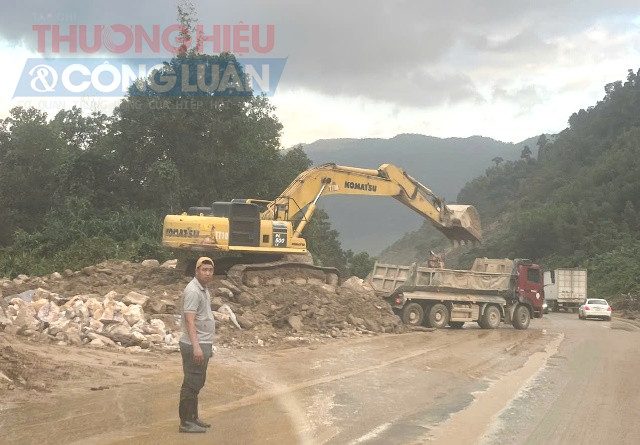 Do cao tốc La Sơn-Hoà Liên chưa đảm bảo an toàn, Ban QLDA đường Hồ Chí Minh tiếp tục cấm xe tải đi vào cao tốc. Do cao tốc La Sơn-Hoà Liên chưa đảm bảo an toàn, Ban QLDA đường Hồ Chí Minh tiếp tục cấm xe tải đi vào cao tốc.