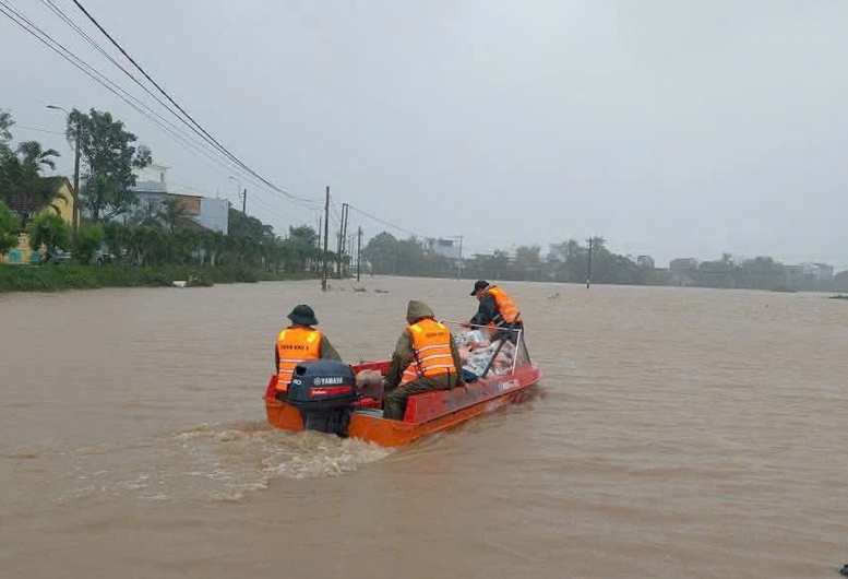 Mưa lớn, lũ đặc biệt lớn, kết hợp với thủy triều cao đ&atilde; g&acirc;y ngập lụt hết sức nghi&ecirc;m trọng tr&ecirc;n địa b&agrave;n ph&iacute;a đ&ocirc;ng tỉnh Đắk Lắk.