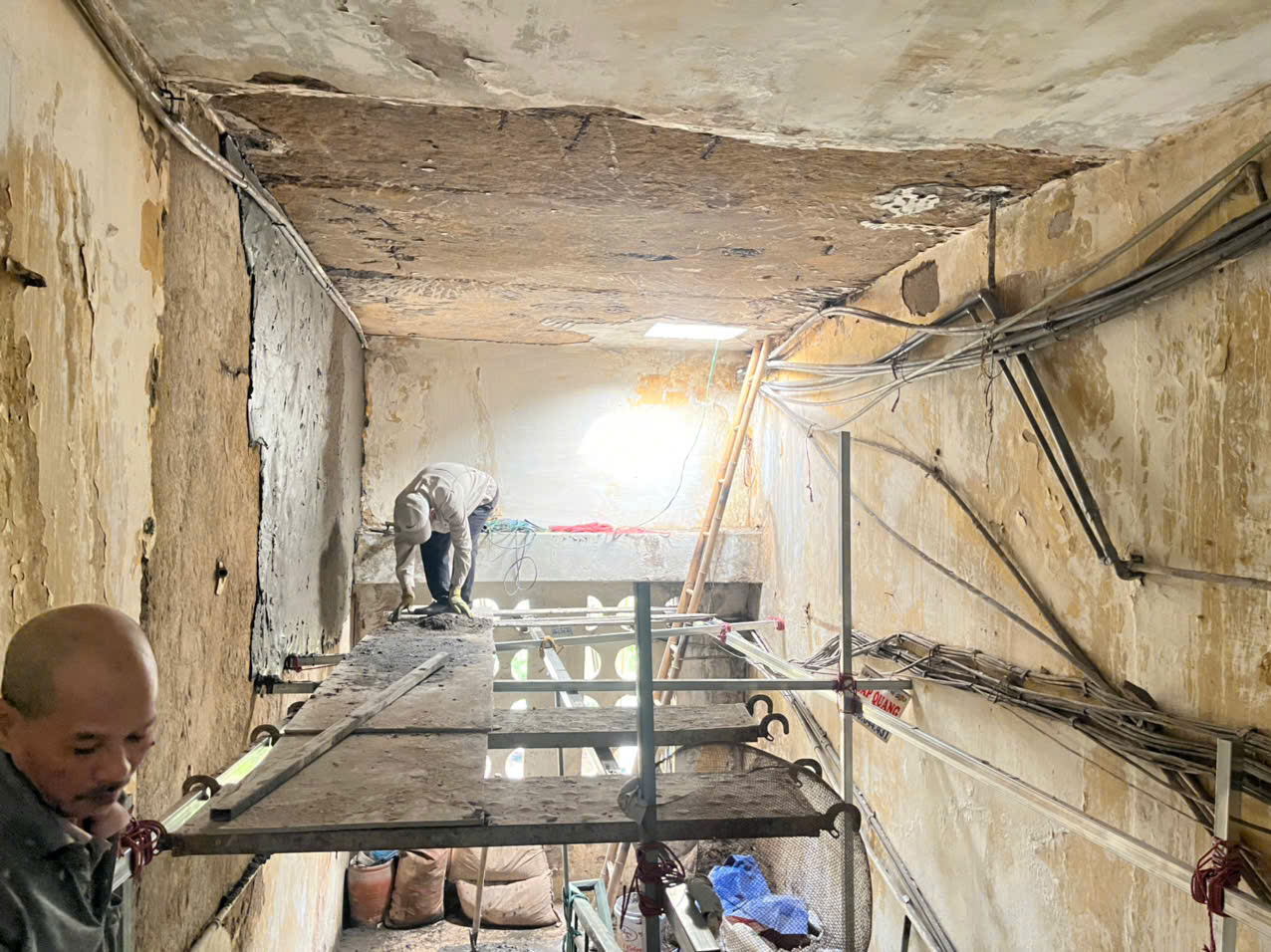 Khu tập thể D3 – Tô Hiệu- Nghĩa Đô xuống cấp trầm trọng, nhiều mảng tường bong tróc, người dân phải tự bảo nhau gia cố, cải tạo tạm để tránh rơi vỡ gây nguy hiểm.