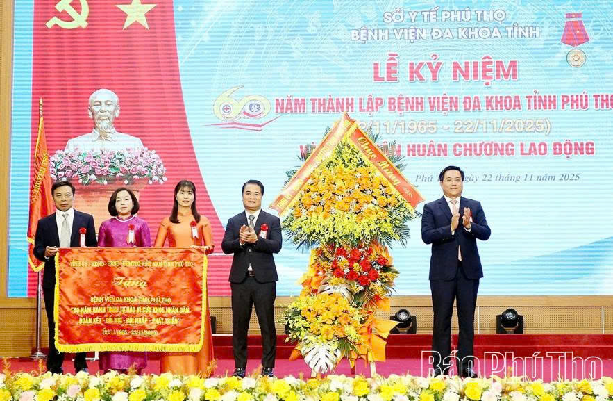 Chủ tịch UBND tỉnh Trần Duy Đông tặng bức trướng và lẵng hoa chúc mừng Bệnh viện Đa khoa tỉnh Phú Thọ