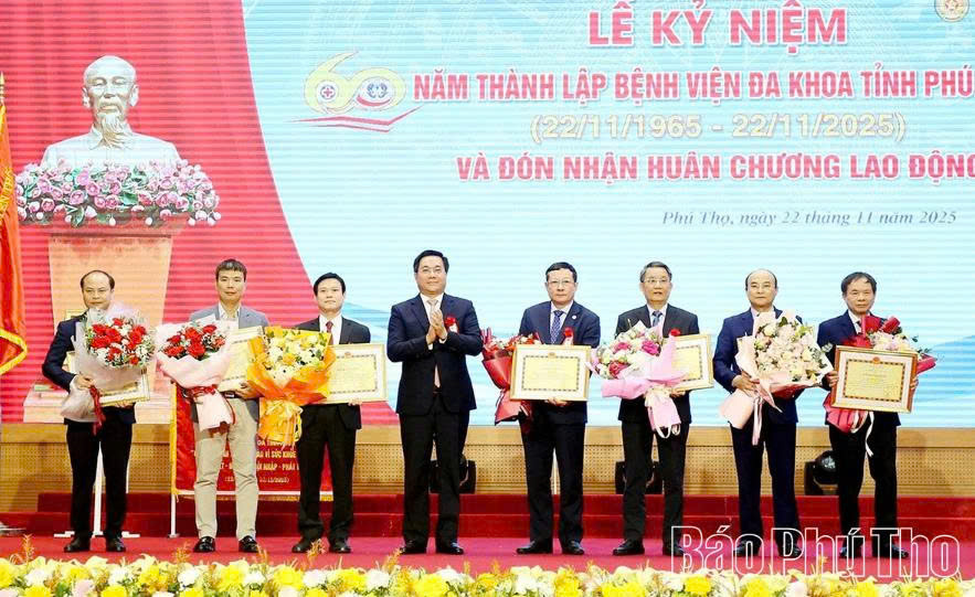 Chủ tịch UBND tỉnh Trần Duy Đông tặng Bằng khen cho các chuyên gia, nhà khoa học hàng đầu Việt Nam vì đã hỗ trợ chuyên môn cho Bệnh viện đa khoa tỉnh Phú Thọ