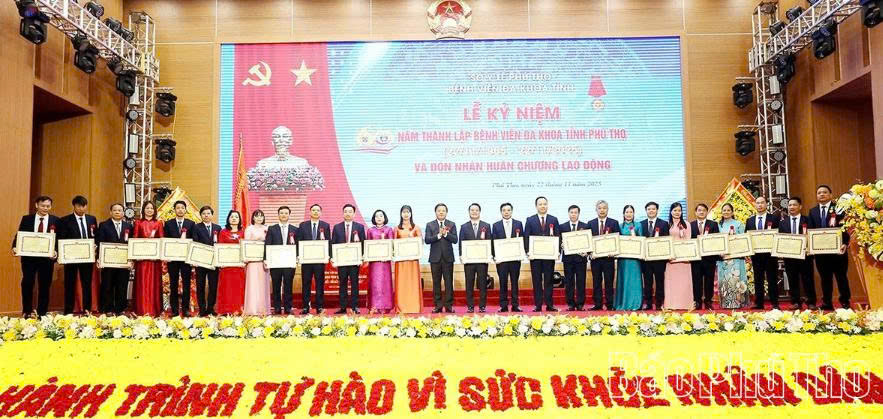 Phó Chủ tịch UBND tỉnh Phan Trọng Tấn trao Bằng khen của Chủ tịch UBND tỉnh cho các cá nhân có thành tích xuất sắc