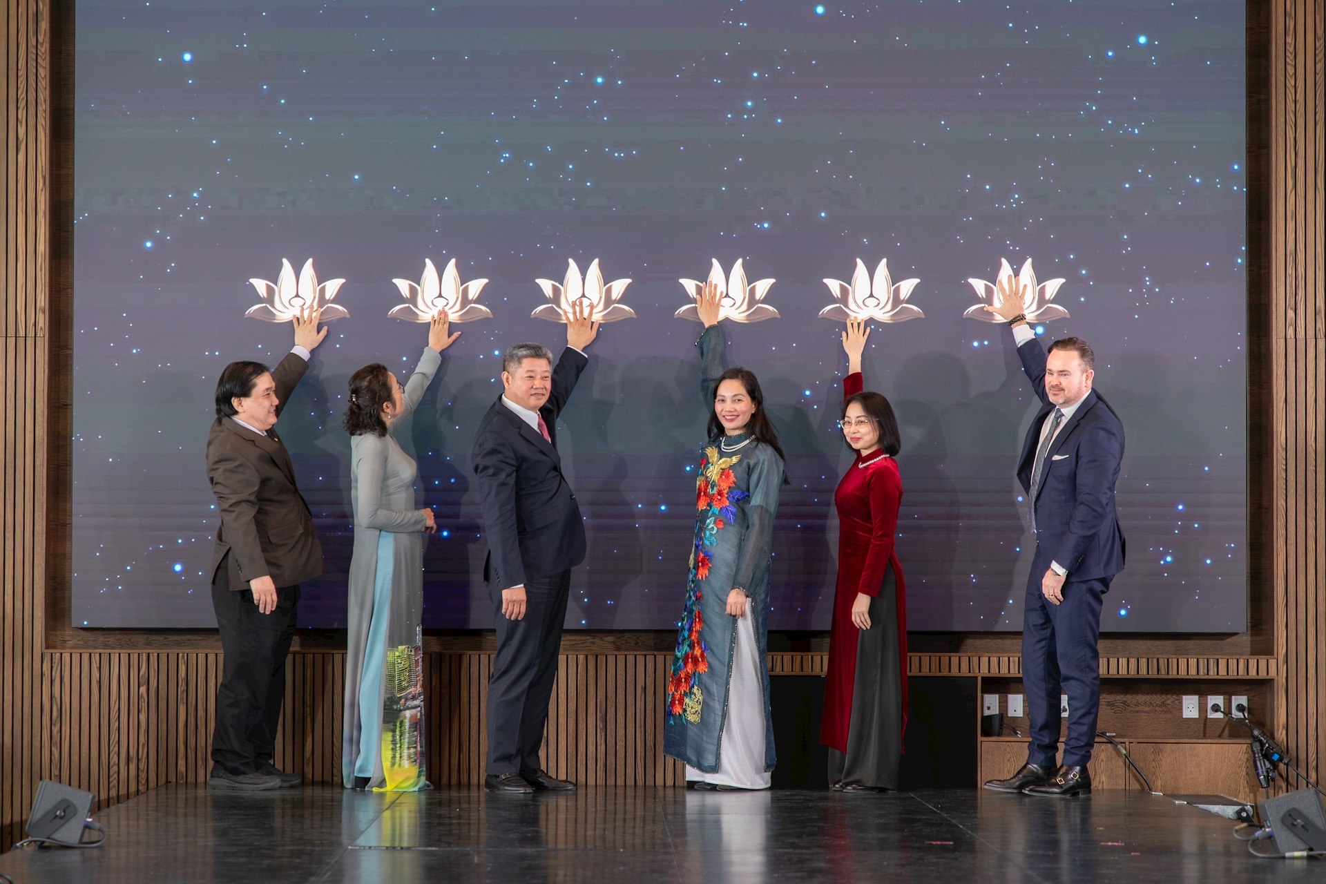 C&aacute;c đại biểu thực hiện nghi thức c&ocirc;ng bố đường bay thẳng TP. Hồ Ch&iacute; Minh - Copenhagen. Ảnh: VNA