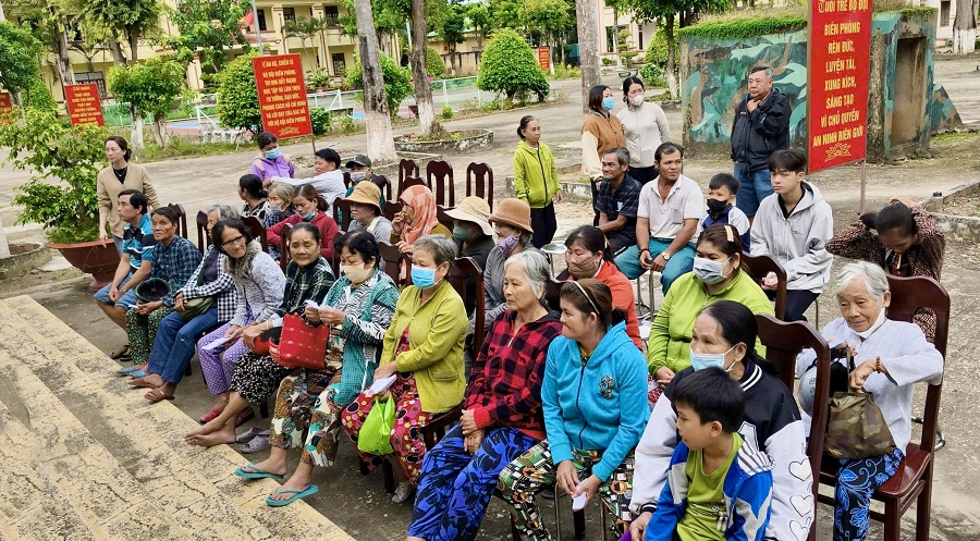 Đông đảo bà con nhân dân đến Đồn Biên phòng Vĩnh Nguơn để khám bệnh, nhận gạo miễn phí.