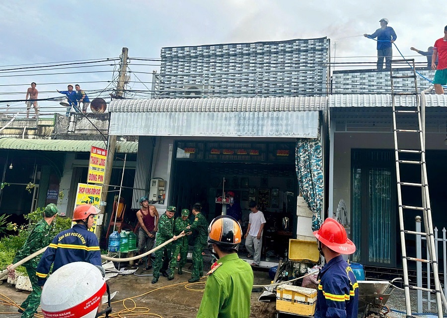 Đồn Biên phòng cửa khẩu quốc tế Vĩnh Xương kịp thời hỗ trợ người dân dập tắt cháy