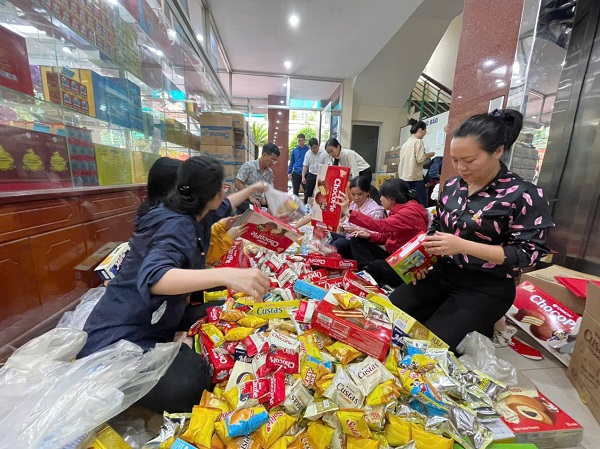 Bộ phận CBCNV Công ty Yến Sào Khánh Hòa làm nhiệm vụ gói quà cứu trợ vùng lũ lụt Bộ phận CBCNV Công ty Yến Sào Khánh Hòa làm nhiệm vụ gói quà cứu trợ vùng lũ lụt