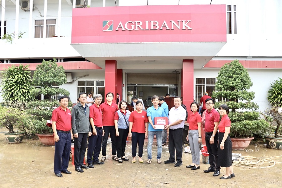 Đại diện VPMT trao phần quà động viên, hỗ trợ cho cán bộ, người lao động Agribank Chi nhánh Khánh Hòa