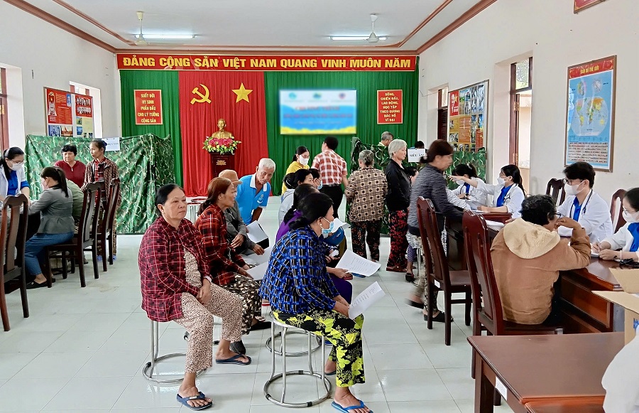 Đồn Biên phòng Vĩnh Nguơn khám bệnh, cấp thuốc miễn phí và trao 1,2 tấn gạo cho người dân biên giới