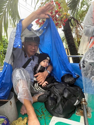 Trưởng phòng Quản lý bảo vệ Công ty Yến sào Khánh Hòa Nguyễn Sỹ Ninh trực tiếp vào khu vực ngập sâu tham gia cứu hộ Trưởng phòng Quản lý bảo vệ Công ty Yến sào Khánh Hòa Nguyễn Sỹ Ninh trực tiếp vào khu vực ngập sâu tham gia cứu hộ