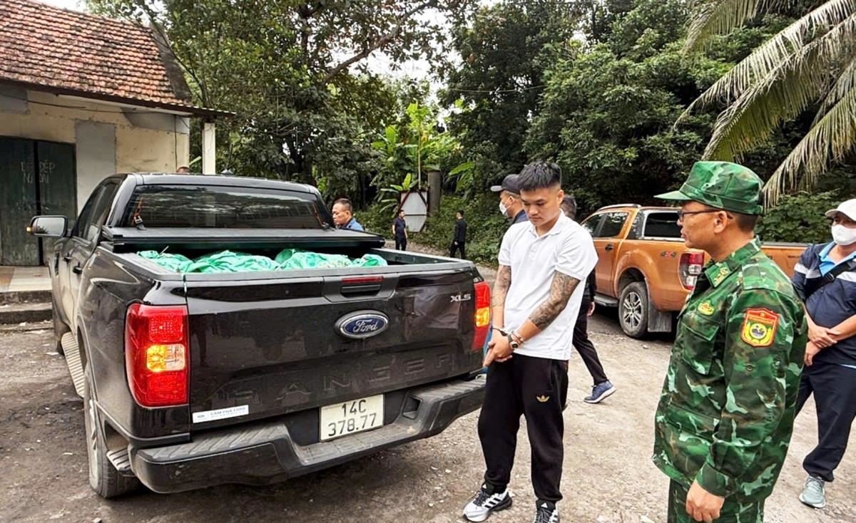 Lực lượng chức năng của BĐBP tỉnh Quảng Ninh bắt quả tang đối tượng dùng xe bán tải vận chuyển 