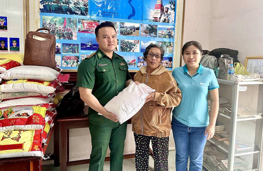 Cán bộ Đồn Biên phòng Vĩnh Nguơn và Hội LHPN phường Vĩnh Tế phát gạo miễn phí cho người dân.