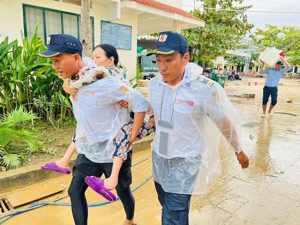 Đưa người dân vùng ngập lụt ra nơi an toàn Đưa người dân vùng ngập lụt ra nơi an toàn