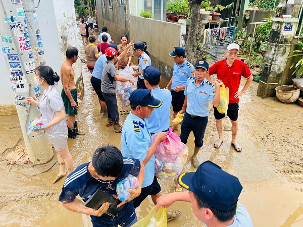Lực lượng Công ty Yến Sào Khánh Hòa tiếp tế thực phẩm cho người dân vùng ngập lụt Lực lượng Công ty Yến Sào Khánh Hòa tiếp tế thực phẩm cho người dân vùng ngập lụt
