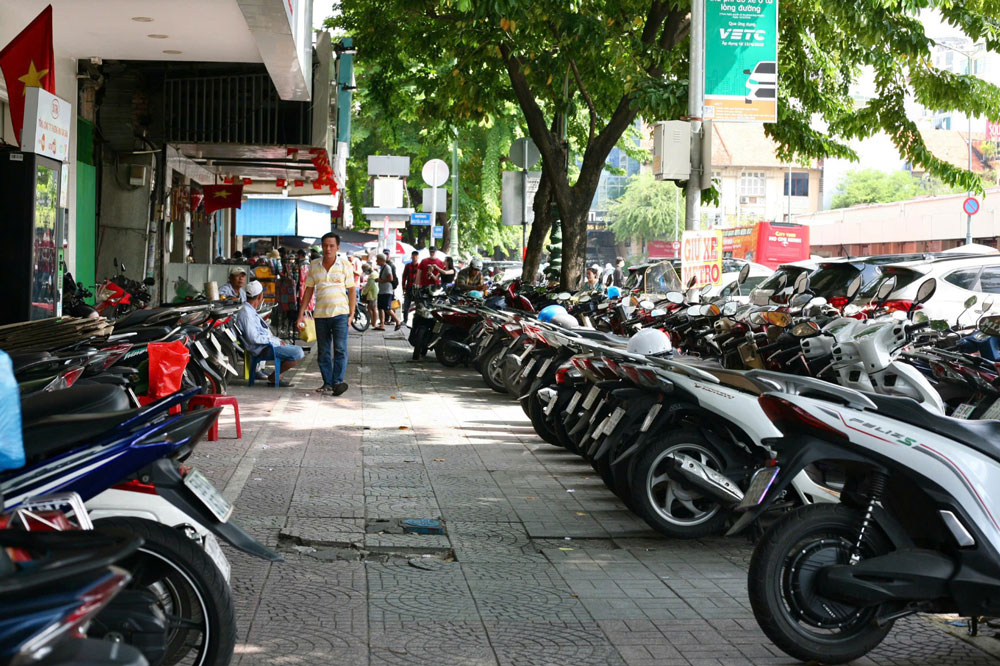 Vỉa hè đường Phan Chu Trinh, phường Bến Thành Vỉa hè đường Phan Chu Trinh, phường Bến Thành