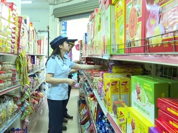 Công chức Đội QLTT số 5 kiểm tra hàng hóa tại cơ sở kinh doanh