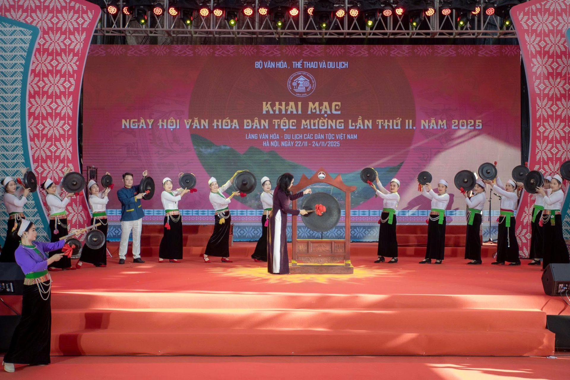 Các đội Mường tham gia trình diễn nghệ thuật tại Ngày hội.