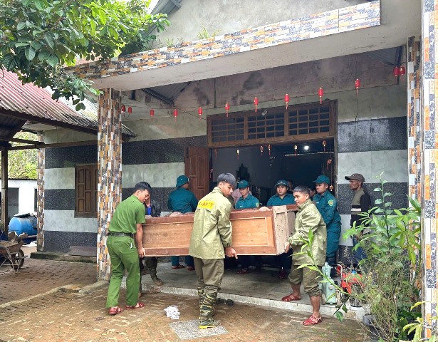 Các lực lượng chức năng hỗ trợ di chuyển tài sản của người dân khỏi vị trí sạt lở. Các lực lượng chức năng hỗ trợ di chuyển tài sản của người dân khỏi vị trí sạt lở.