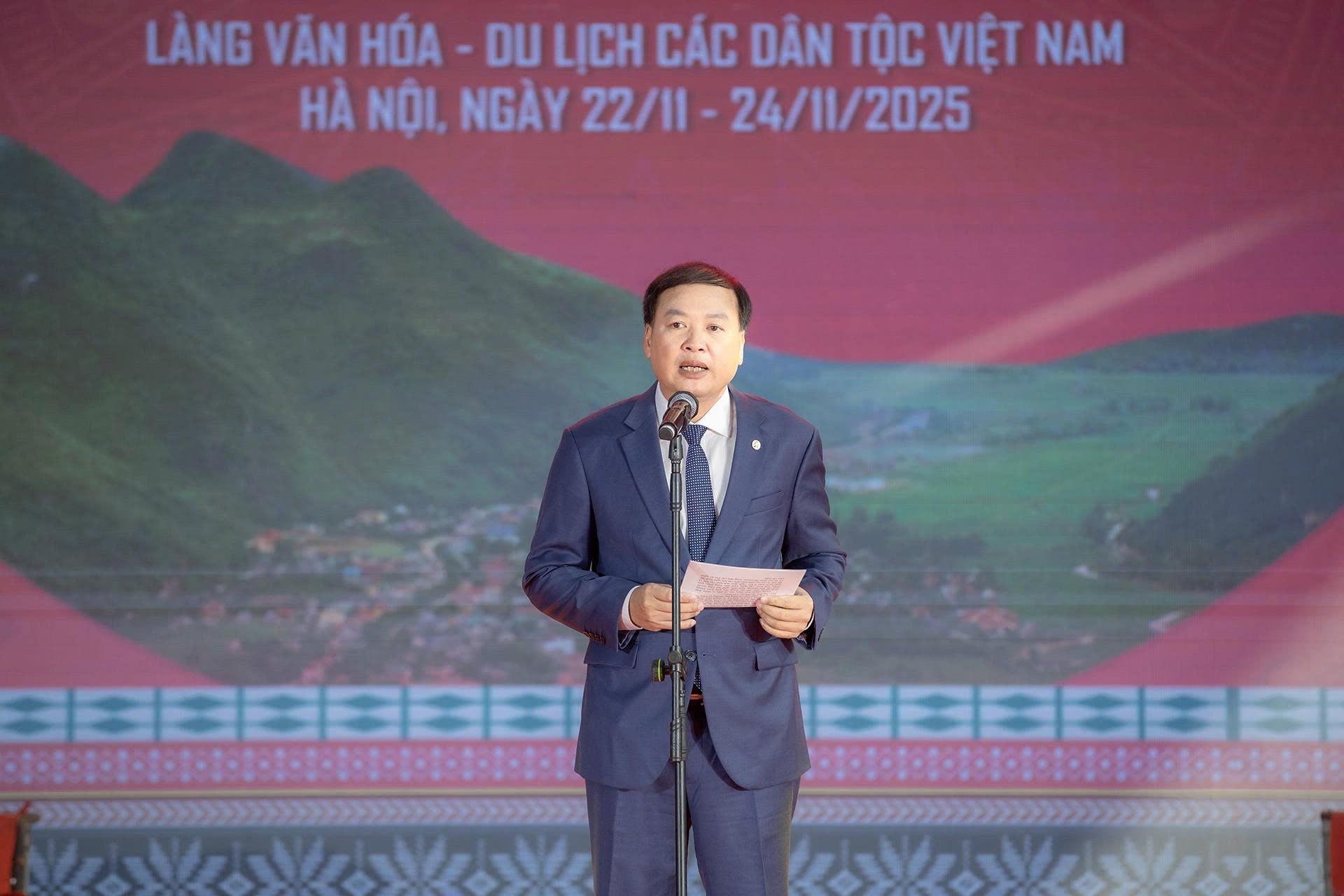 Cục trưởng Cục Văn hoá các dân tộc Việt Nam Trịnh Ngọc Chung phát biểu chào mừng Ngày hội.