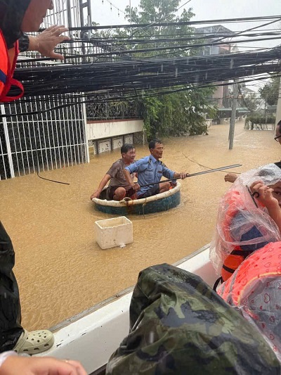 Cố gắng đưa người dân đến nơi an toàn Cố gắng đưa người dân đến nơi an toàn