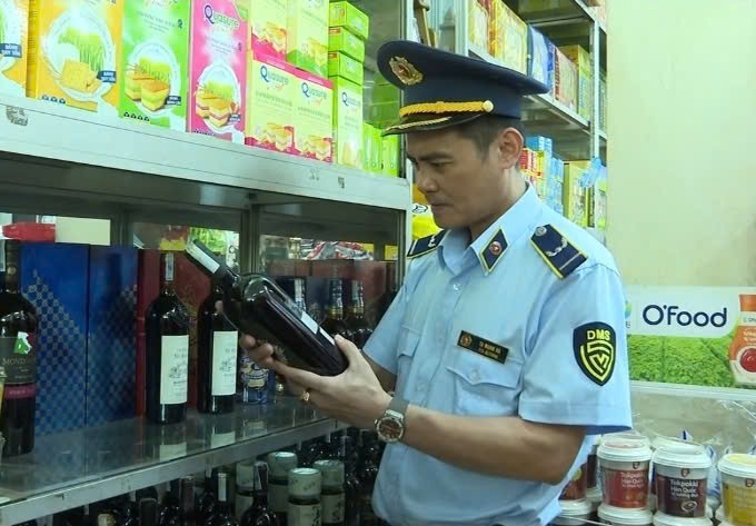 Công chức Đội QLTT số 5 kiểm tra, giám sát hoạt động kinh doanh