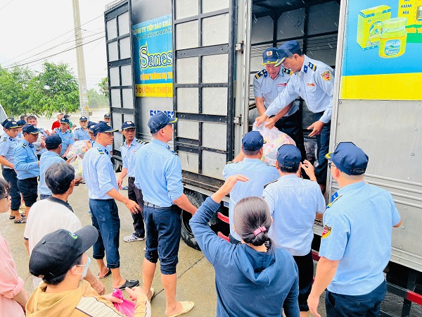 Xe Công ty Yến sào Khánh Hòa vận chuyển thực phẩm cứu trợ cho người dân vùng ngập lụt Xe Công ty Yến sào Khánh Hòa vận chuyển thực phẩm cứu trợ cho người dân vùng ngập lụt