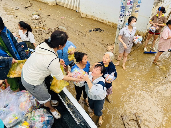 Hàng ngàn phần quà được được lực lượng cứu trợ Công ty Yến sào Khánh Hòa trao đến tận tay bà con vùng ngập lũ Hàng ngàn phần quà được được lực lượng cứu trợ Công ty Yến sào Khánh Hòa trao đến tận tay bà con vùng ngập lũ