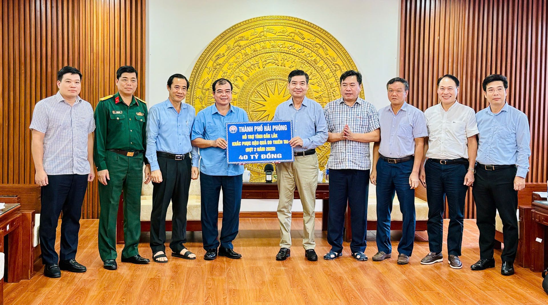 Hải Phòng trao tiền mặt, nhu yếu phẩm, thuốc men hỗ trợ người dân Đắk Lắk ứng phó mưa lũ