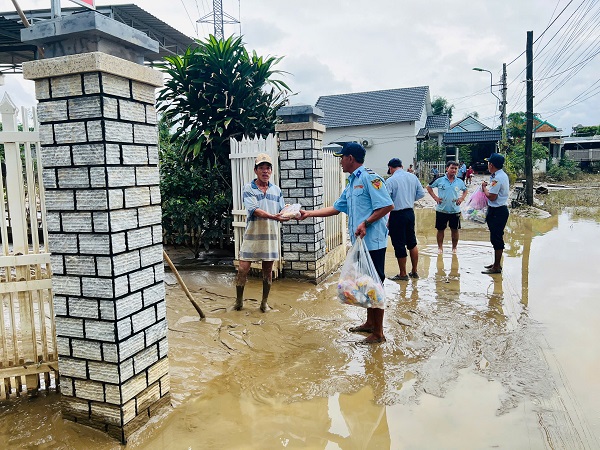 Lực lượng cứu hộ Công ty Yến sáo Khánh Hòa đến từng nhà dân trong vùng lũ phát quà hỗ trợ Lực lượng cứu hộ Công ty Yến sáo Khánh Hòa đến từng nhà dân trong vùng lũ phát quà hỗ trợ