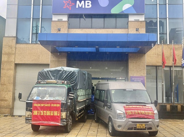 Xe hàng của Chi nhánh MB Bình Định sẵn sàng xuất phát, đến với đồng bào vùng lũ. Ảnh: Huyền Thương Xe hàng của Chi nhánh MB Bình Định sẵn sàng xuất phát, đến với đồng bào vùng lũ. Ảnh: Huyền Thương