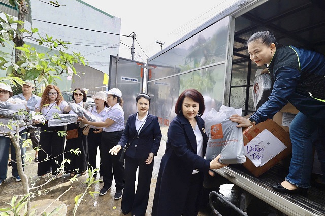 Lãnh đạo Hội Nữ doanh nhân tỉnh Gia Lai chuẩn bị quà hỗ trợ đồng bào vùng lũ. Ảnh: Lâm Ánh Vy Lãnh đạo Hội Nữ doanh nhân tỉnh Gia Lai chuẩn bị quà hỗ trợ đồng bào vùng lũ. Ảnh: Lâm Ánh Vy