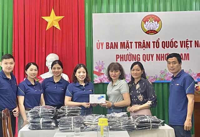Bà Đặng Thị Vương Trang (thứ 4 từ trái qua) trao tiền hỗ trợ cho đại diện Uỷ ban MTTQ Việt Nam phường Quy Nhơn Nam). Ảnh: H-Thương Bà Đặng Thị Vương Trang (thứ 4 từ trái qua) trao tiền hỗ trợ cho đại diện Uỷ ban MTTQ Việt Nam phường Quy Nhơn Nam). Ảnh: H-Thương