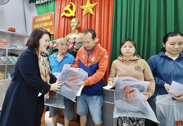 Bà Đồng Thị Ánh (bìa trái) trao quà hỗ trợ cho người dân phường Quy Nhơn Nam. Ảnh: A-Vy Bà Đồng Thị Ánh (bìa trái) trao quà hỗ trợ cho người dân phường Quy Nhơn Nam. Ảnh: A-Vy