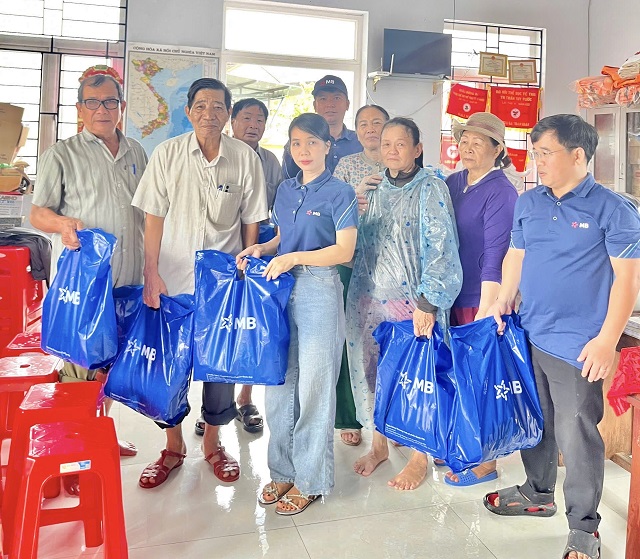 Cán bộ, nhân viên Chi nhánh MB Bình Định trao quà hỗ trợ đồng bào vùng lũ. Ảnh H-Thương Cán bộ, nhân viên Chi nhánh MB Bình Định trao quà hỗ trợ đồng bào vùng lũ. Ảnh H-Thương