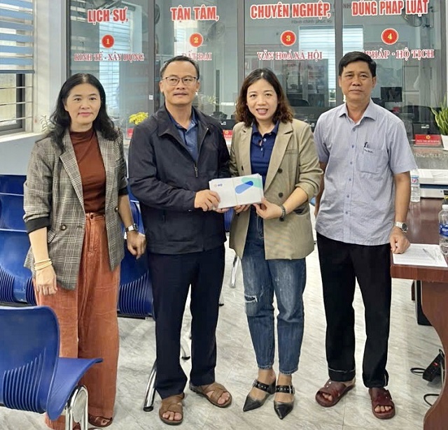 Bà Đặng Thị Vương Trang “thứ hai từ phải qua” trao tiền hỗ trợ cho đại diện UBND phường Quy Nhơn Tây. Ảnh: H-Thương Bà Đặng Thị Vương Trang “thứ hai từ phải qua” trao tiền hỗ trợ cho đại diện UBND phường Quy Nhơn Tây. Ảnh: H-Thương