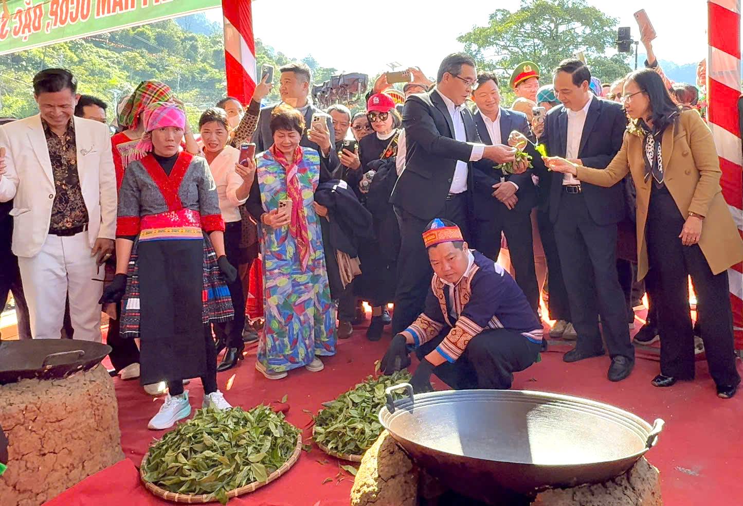 Du khách và các đại biểu được trực tiếp trải nghiệm trình diễn sao chè Shan tuyết truyền thống Du khách và các đại biểu được trực tiếp trải nghiệm trình diễn sao chè Shan tuyết truyền thống