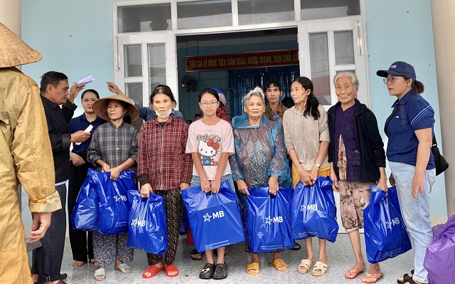 Đoàn công tác Chi nhánh MB Bình Định trực tiếp trao quà hỗ trợ cho đồng bào vùng lũ phường An Nhơn Nam. Ảnh H-Thương. Đoàn công tác Chi nhánh MB Bình Định trực tiếp trao quà hỗ trợ cho đồng bào vùng lũ phường An Nhơn Nam. Ảnh H-Thương.