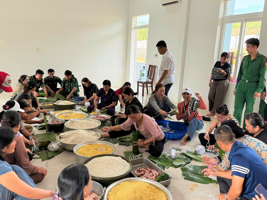 Bộ đôi Biên phòng TP. HCM gói bánh tét ủng hộ đồng bào vùng lũ