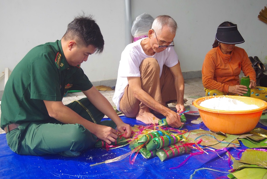 Đồn Biên phòng Bình Châu, BĐBP Thành phố Hồ Chí Minh phối hợp với Hội Liên hiệp Phụ nữ xã Bình Châu và Nhân dân trên địa bàn cùng nhau gói 450 chiếc bánh chưng gửi gửi tặng đồng bào các địa phương đang bị ảnh hưởng bởi mưa lũ ở miền Trung.