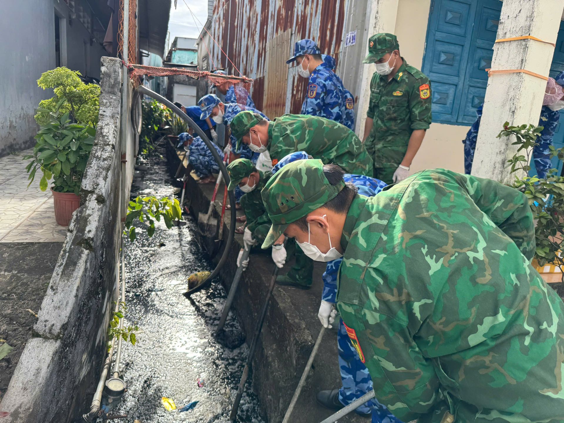 Cán bộ, chiến sĩ, đoàn viên tổng dọn vệ sinh rác thải Cán bộ, chiến sĩ, đoàn viên tổng dọn vệ sinh rác thải