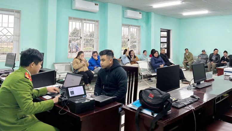 Cơ sở dữ liệu dân cư đã có hơn 200 triệu bản ghi, và theo Bộ Công an, có thể phục vụ trên 70% thủ tục hành chính nếu được kết nối đầy đủ với các lĩnh vực khác. Cơ sở dữ liệu dân cư đã có hơn 200 triệu bản ghi, và theo Bộ Công an, có thể phục vụ trên 70% thủ tục hành chính nếu được kết nối đầy đủ với các lĩnh vực khác.