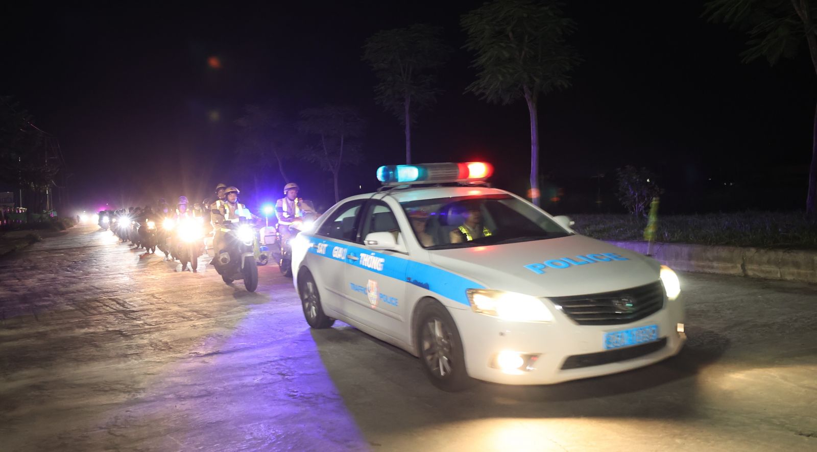 ra quân thực hiện nhiệm vụ, quyết tâm lập lại trật tự, đảm bảo an ninh – an toàn cho người dân trên địa bàn.