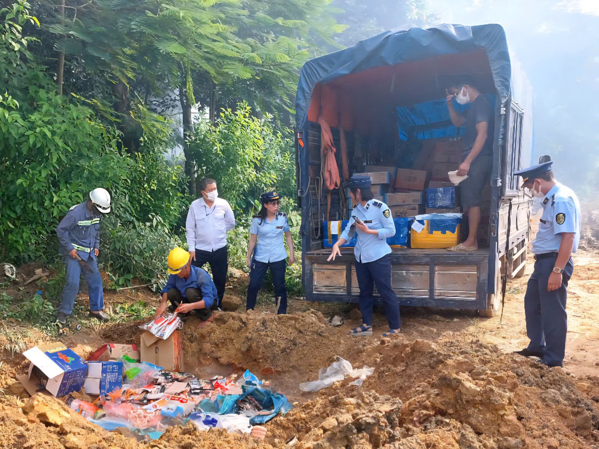 Đội QLTT số 5 tiến hành tiêu hủy tang vật vi phạm