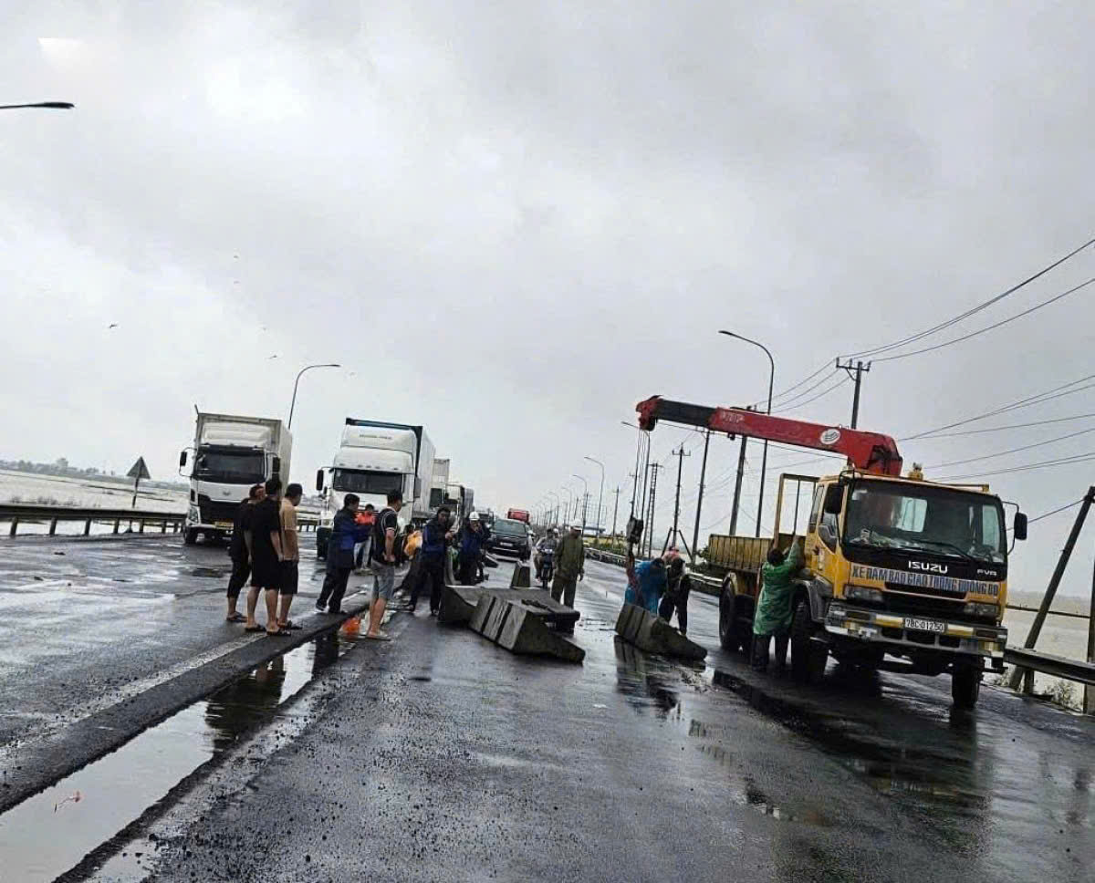 Khẩn trương khắc phục hạ tầng giao thông, ưu tiên đường cứu nạn